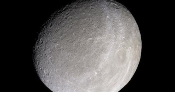 Księżyc Saturna Rea; widoczne zespoły kraterów uderzeniowych (NASA)