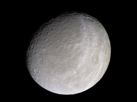 Księżyc Saturna Rea; widoczne zespoły kraterów uderzeniowych (NASA)