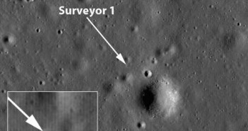 Surveyor 1 na powierzchni Księżyca, w rogu powiększenie lądownika, rzucającego cień na powierzchnię credit: NASA/GSFC/Arizona State University