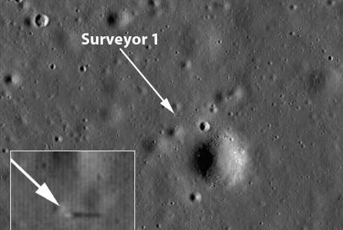 Surveyor 1 na powierzchni Księżyca, w rogu powiększenie lądownika, rzucającego cień na powierzchnię credit: NASA/GSFC/Arizona State University