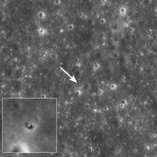 Surveyor 5 w niewielkim kraterze na powierzchni Księżyca credit: NASA/GSFC/Arizona State University