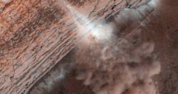 Lawina zaobserwowana w podbiegunowym rejonie Marsa w styczniu bieżącego roku, credit: NASA/JPL/University of Arizona