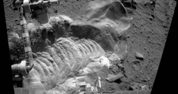 Zdjęcie z kamery łazika przedstawiające luźny materiał, credit: NASA/JPL/Cornell