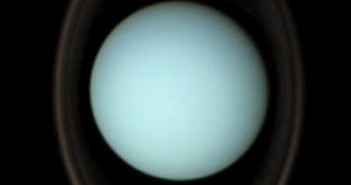 Złożenie powstałe w wyniku nałożenia zdjęcia pierścieni wykonanego przez teleskop Hubble'a w podczerwieni z obrazem RGB pochodzącycm z Voyagera II credit: NASA