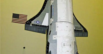 X-37B przygotowywany do pierwszego lotu orbitalnego credit: USAF
