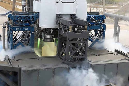 Sekcja napędowa rakiety Falcon-9 na T-2 sekundy przed startem, widoczne płomienie systemu zapłonowego, credits: SpaceX