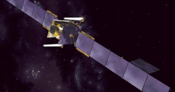 Wizja artystyczna satelity Skynet-5A na orbicie okołoziemskiej, credit: Astrium