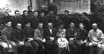 W pierwszym rzędzie (od lewej): Popowicz, Gorbatko, Chrunow, Gagarin, Siergiej Pawłowicz Korolow, jego żona: Nina Iwanowna z córką Popowicza - Nataszą na kolanach, szef centrum szkolenia kosmonautów Jewgienij Anatoljewicz Karpow, szef służby desantowo-spadochronowej centrum szkolenia kosmonautów Nikołaj Konstantinowicz Nikitin, lekarz Jewgienij Aleksiejewicz Fiodorow. W drugim rzędzie: Leonow, Nikołajew, Rafikow, Zaikin, Wołynow, Titow, Nielubow, Bykowskij i Szonin. W trzecim rzędzie: Fiłatjew, Anikiejew i Bielajew. Na fotografii brakuje czterech astronautów. Kartaszow i Warłamow, którzy zostali odsunięci od lotów z przyczyn medycznych. Bondarienko poniósł śmierć na skutek wypadku podczas treningu. Ostatnim którego brakuje jest Komarow. Zdjęcie wykonano w maju 1961. Credits: I. Snegirew/astro.zeto.czest.pl