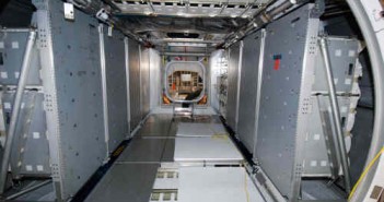 Wnętrze modułu MPLM Leonardo podczas przygotowań do lotu STS-131, credit: NASA