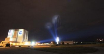 Ciekawie oświetlony wahadłowiec tuż po wyjeździe z hali montażowej VAB (po lewej) / Credits: spaceflightnow.com