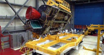 Gondola OMS podczas prac w budynku montażowym promów kosmicznych, (c) NASA - domena publiczna