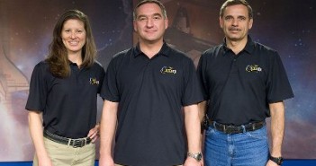 Załoga misji Sojuz TMA-18: Tracy Caldwell-Dyson, Aleksandr Skworcow i Michaił Kornijenko / Credits - NASA