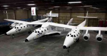 WhiteKnightTwo wraz z podwieszonym SpaceShipTwo w hangarze / Credits: Virgin Galactic