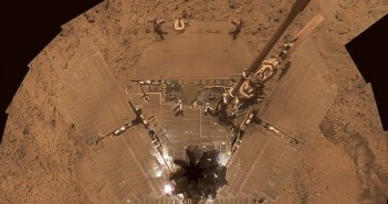 Mozaika zdjęć pokazująca panele słoneczne Spirit'a. Credits: NASA/JPL