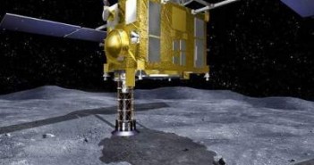 Wizualizacja sondy przy asteroidzie Itokawa / Credits: JAXA