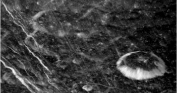Nieskalibrowane zdjęcie powierzchni Dione wykonane podczas D2, (c) NASA/JPL/Space Science Institute