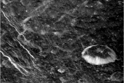 Nieskalibrowane zdjęcie powierzchni Dione wykonane podczas D2, (c) NASA/JPL/Space Science Institute