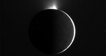 Erupcja na południowym biegunie Enceladusa zarejestrowana przez sondę Cassini, (C) NASA