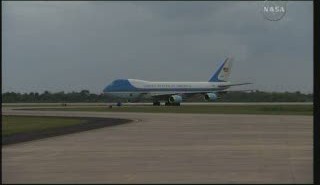 Air Force One na Shuttle Landing Facility / Credits - NASA TV