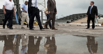 Barack Obama i Elon Musk spacerują po stanowisku startowym nr 40, (C) NASA (zdjęcie z 2010 roku)