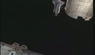 Początek flyaround dookoła ISS / Credits - NASA TV