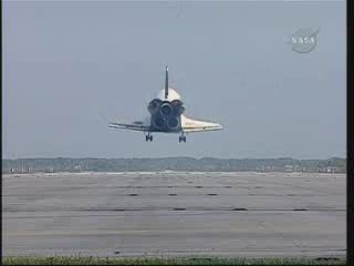 Discovery tuż przed lądowaniem / Credits - NASA TV