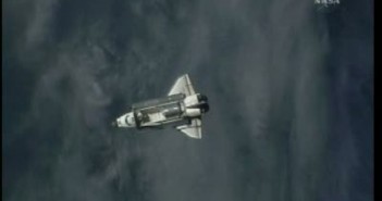 Discovery zbliża się do położenia wykonania manewru RPM / Credits: NasaTV
