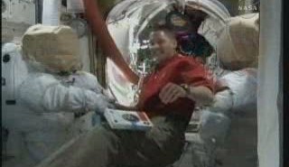 Praca przy skafandrach kosmicznych / Credits - NASA TV