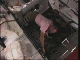 Astronauta Anderson przy węźle do MPLM / Credits - NASA TV Astronauta Anderson przy węźle do MPLM / Credits - NASA TV