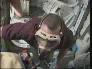Prace wewnątrz modułu Quest - przygotowania do EVA-1 / Credits - NASA TV Prace wewnątrz modułu Quest - przygotowania do EVA-1 / Credits - NASA TV