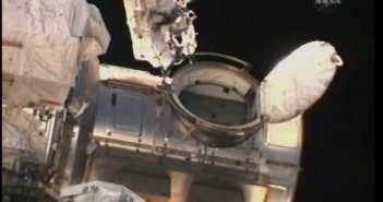 Rick Mastracchio poza otwartą śluzą (NASA TV)