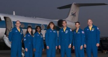Jedno ze zdjęć przedstawiające załogę misji STS-131 zaraz po wylądowaniu z przelotu z Teksasu, Credits: mediaarchive.ksc.nasa.gov
