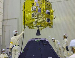 Akatsuki umieszczana na zasobniku z drugorzędnymi ładunkami misji / Credit: JAXA