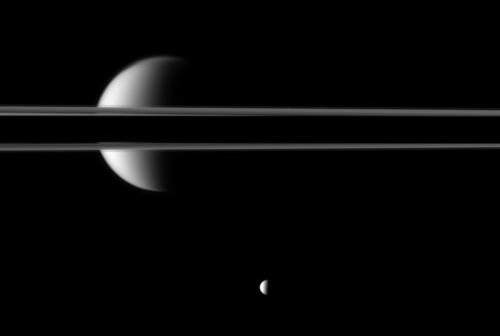 Księżyce Tytan (przesłonięty pierścieniami) i Mimas - obserwacje z maja 2010 / Credits - NASA