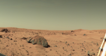 Zdjęcie powierzchni Marsa wykonane przez próbnik Viking 1, skała Big Joe na drugim planie po lewej ma około 2 metrów, 17 lutego 1978, sol 556., Credits: NASA - domena publiczna