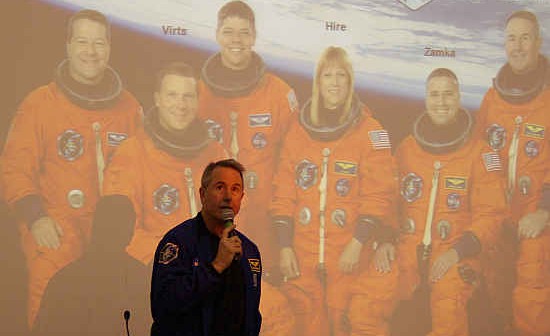 Doktor Robinson prowadzi wykład na temat swojej ostatniej misji kosmicznej STS-130, credit: Adam Piech