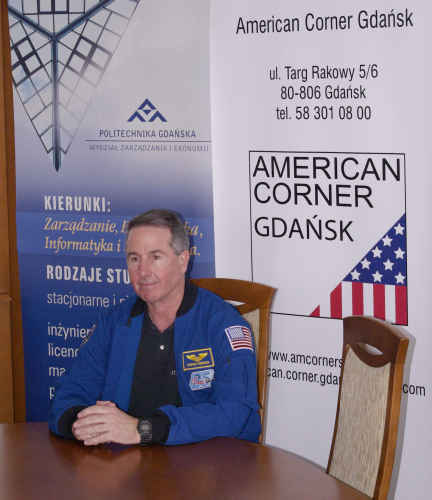 Stephen Robinson udziela wywiadu mediom w budynku Politechniki Gdańskiej, credit: Adam Piech