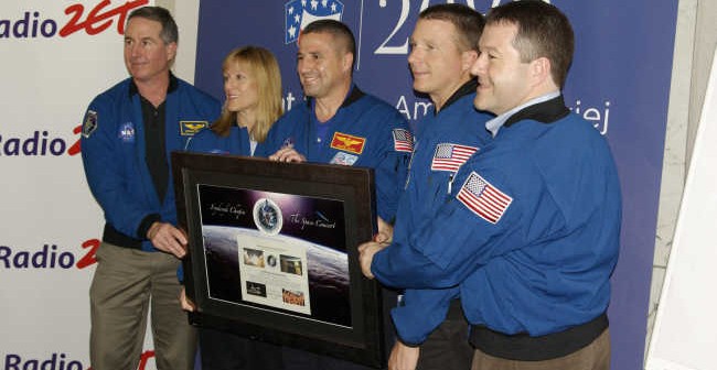 Niemal cała załoga STS-130 pozuje do zdjęcia podczas konferencji prasowej w Warszawie, credit: kosmonauta.net