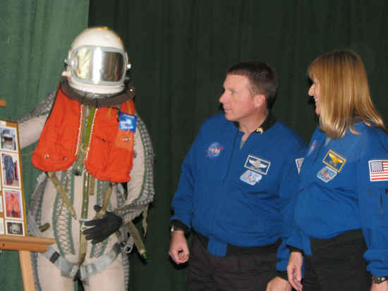 Pilot Terry Virts oraz specjalistka misji Kathryn 'Kay' Hire oglądają kombinezon polskiego pilota, credit: ZSMA