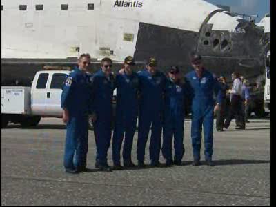 Wspólne zdjęcie załogi na tle wahadłowca Atlantis - misja STS-132 dobiegła do szczęśliwego końca / Credits: NasaTv