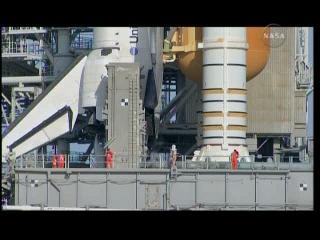 Final Inspection Team na transporterze MPL / Credits: NASA TV / Ronsmytheiii