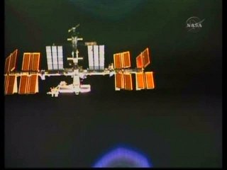 Atlantis i ISS widzą się wzajemnie / Credtis: NASA TV & Ronsmytheiii
