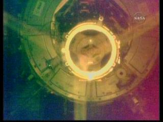 Port cumowniczy PMA-2 widziany z Atlantisa / Credits: NASA TV & Ronsmytheiii