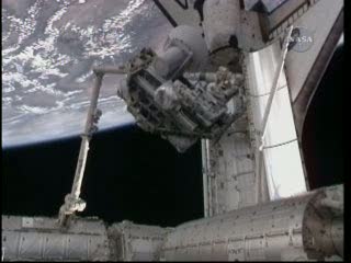 Godzina 21:33 - paleta ICC przenoszona z ładowni promu / Credits - NASA TV