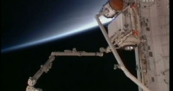 Moduł MRM-1 wyciągany z ładowni, po lewej widoczne drugię ramię - SSRMS / Credits: NasaTV