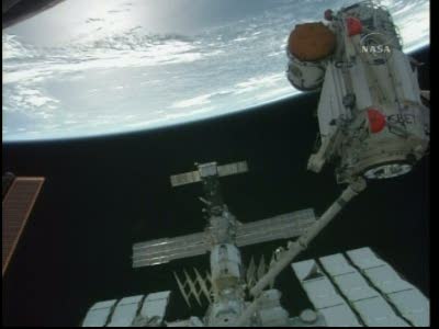 Przenoszony MRM-1, w tle rosyjska część stacji / Credits: NasaTv