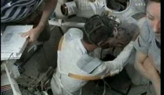 Przygotowania do EVA-2 (astronauta w masce gazowej) / Credits - NASA TV