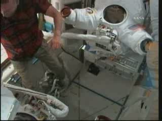 Po wyjściu ze skafandrów czas na konserwację sprzętu / Credits - NASA TV Po wyjściu ze skafandrów czas na konserwację sprzętu / Credits - NASA TV