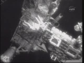 Na krawędzi Stacji - prace przy elemencie P6 / Credits - NASA TV Na krawędzi Stacji - prace przy elemencie P6 / Credits - NASA TV