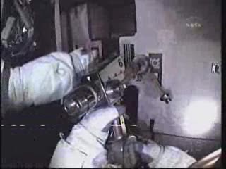 Przykręcanie drugiej nowej baterii / Credits - NASA TV Przykręcanie drugiej nowej baterii / Credits - NASA TV